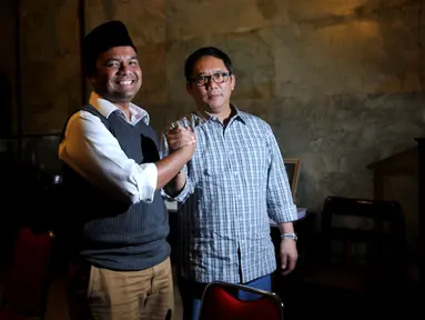 Bakal Calon Gubernur (balongub) DKI Jakarta dari PKS, Muhammad Idrus (kiri) berjabat tangan dengan Ketua DPD PDIP Boy Sadikin usai menggelar pertemuan dan silaturahmi politik di kediaman Boy Sadikin, Jakarta, Jumat (4/3). (Liputan6.com/Gempur M Surya)
