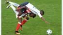 Pemain Prancis, Paul Pogba (atas), berebut bola dengan pemain Swiss, Breel Embolo, pada laga terakhir Grup A Piala Eropa 2016 di Stade Pierre Mauroy, Lille, Senin (20/6/2016) dini hari WIB. (AFP/Denis Charlet)