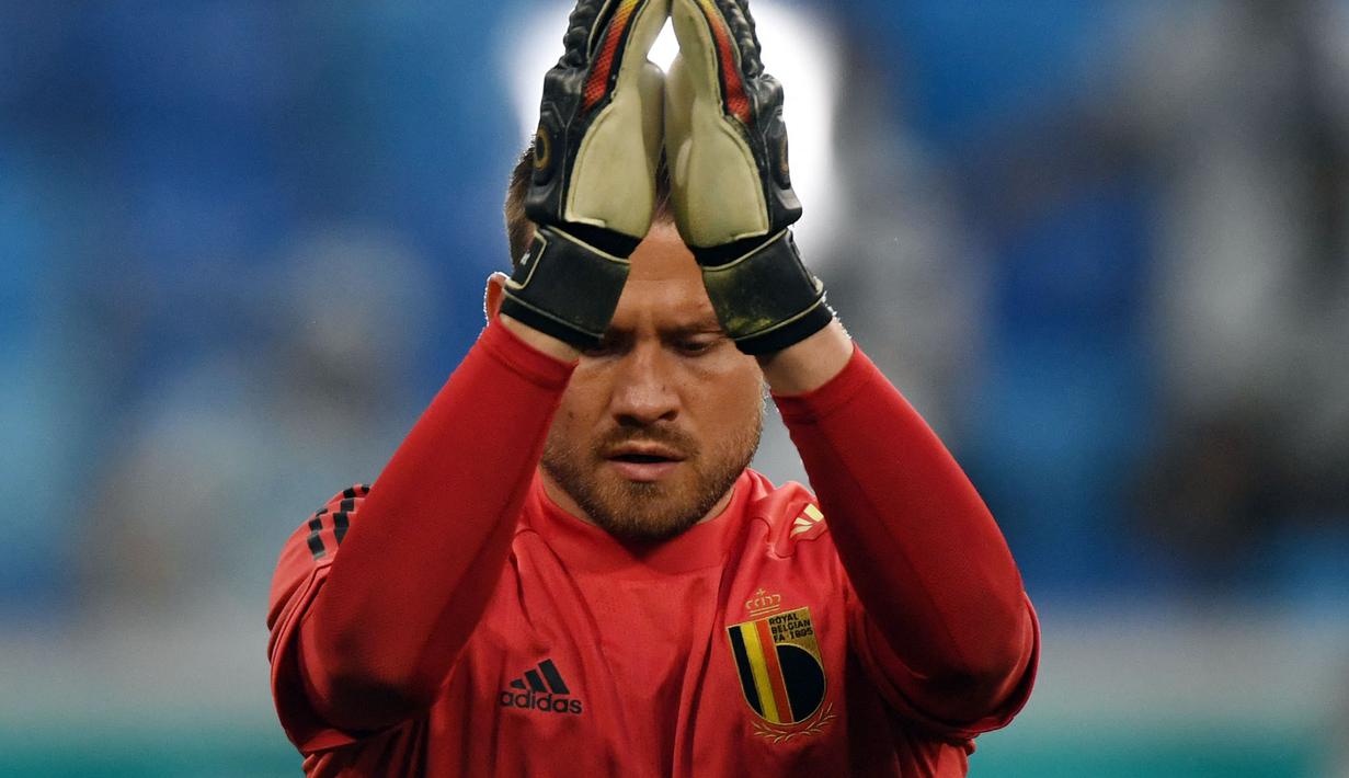 Simon Mignolet mengalami penurunan karier setelah meninggalkan Liverpool pada 2019 lalu dan kalah dengan Thibaut Courtois di bawah mistar gawang Belgia. Mignolet yang tak pernah dimainkan di Euro 2020 ternyata juga tak dipanggil ke kualifikasi Piala Dunia 2022. (Foto: AFP/Pool/Kirill Kudryavtsev)