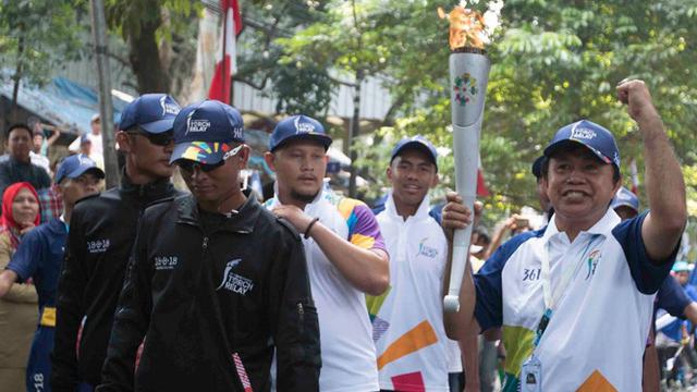 Ellyas Pical membawa Obor Asian Games 2018.