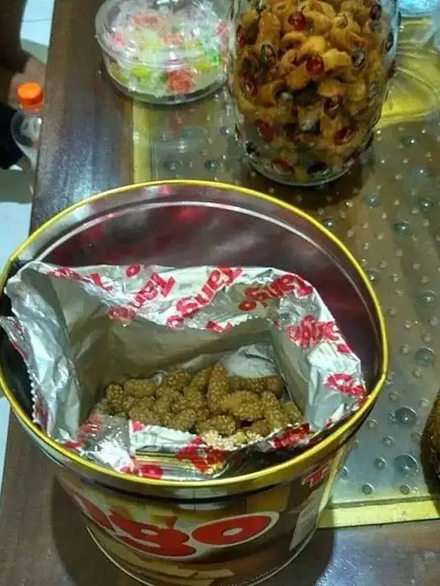 Kena Prank, Ini 7 Potret Isi Kaleng Kue Lebaran yang Bikin Kesal