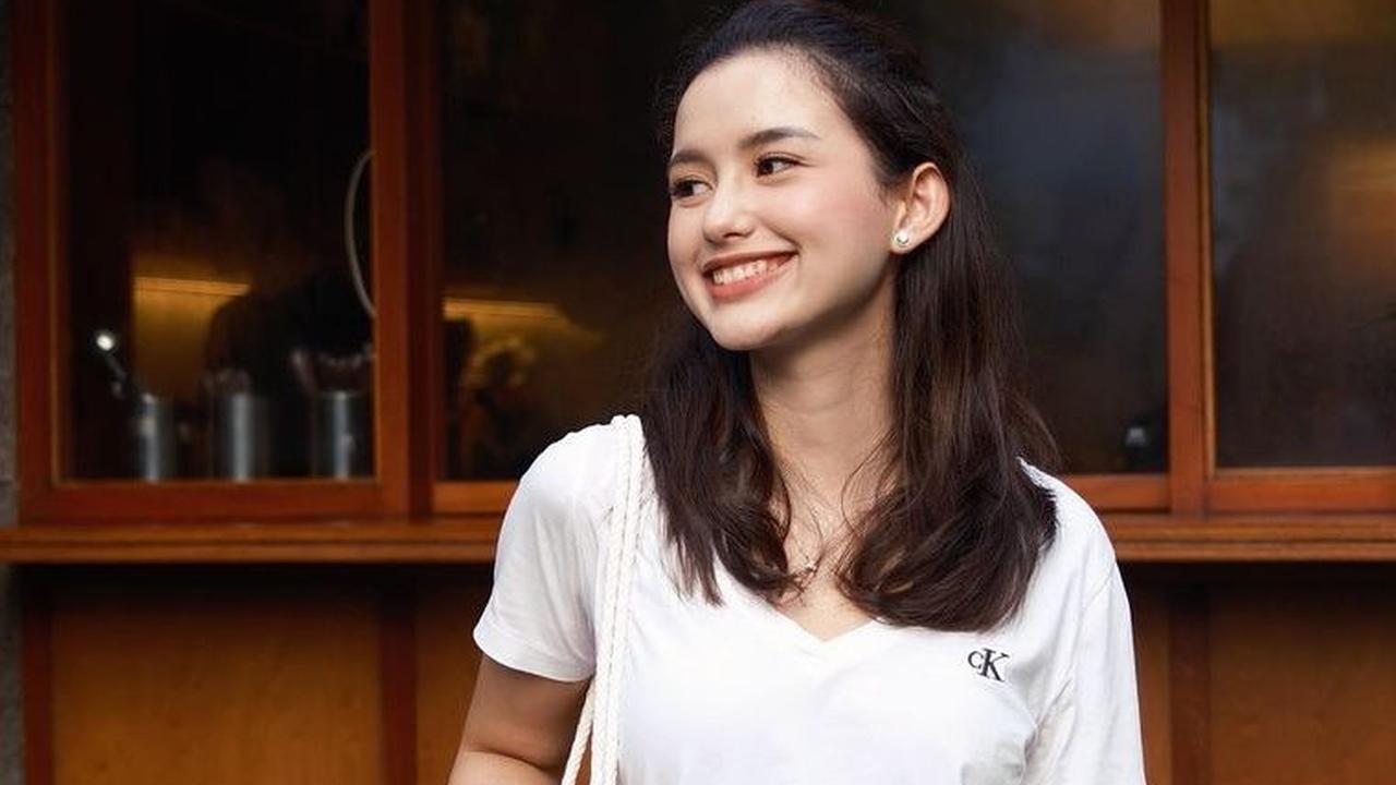 Gadis jelita dikenal selalu berpenampilan simpel dan sederhana.&nbsp;