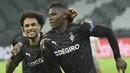 Striker Borussia Moenchengladbach, Breel Embolo (kanan), merayakan gol bersama rekannya, Valentino Lazaro dalam laga lanjutan Liga Champions 2020/21 Grup B melawan Shakhtar Donetsk di Moenchengladbach, Jerman, Kamis (26/11/2020). Gladbach menang 4-0 atas Shakhtar. (AFP/Ina Fassbender)