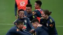 Para pemain Brasil bercanda saat sesi latihan di pusat pelatihan Granja Comary di Teresopolis, Brasil (6/7/2019). Brasil akan bertanding melawan Peru pada babak final Copa America 2019. (AP Photo/Leo Correa)