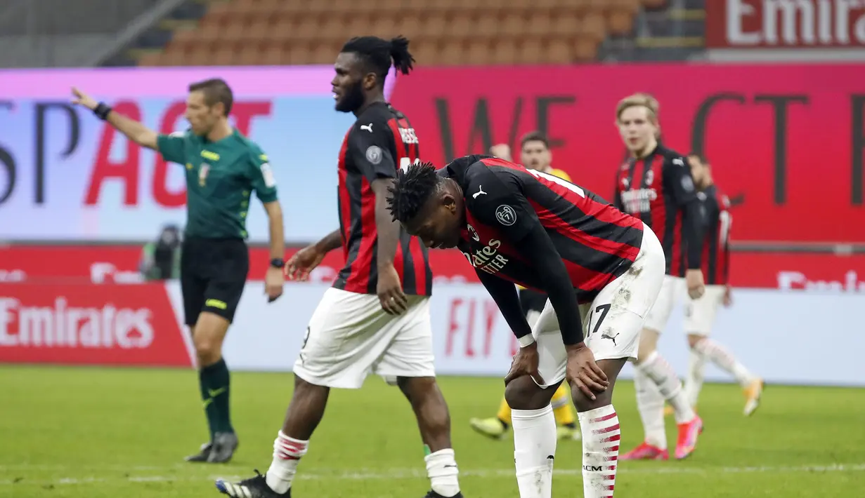 Striker AC Milan, Rafael Leao (kanan) kecewa usai gagal memanfaatkan peluang di mulut gawang Udinese dalam laga lanjutan Liga Italia 2020/21 pekan ke-25 di San Siro Stadium, Rabu (3/3/2021). AC Milan bermain imbang 1-1 dengan Udinese. (AP/Antonio Calanni)