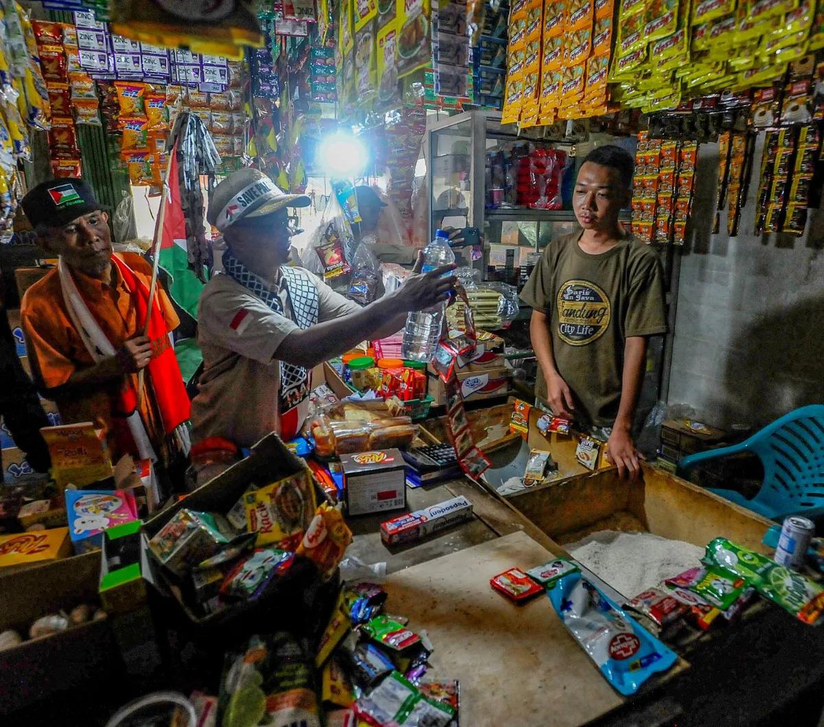 Selain itu, aksi boikot produk ini membuat hak konsumen terganggu dan terbatasi dalam memilih produk yang akan dibelinya.