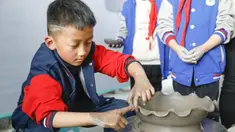 Sejumlah siswa sekolah dasar mencoba membuat porselen di bengkel kerja porselen Ru di Baofeng, Provinsi Henan, China, 15 November 2020. Baofeng dikenal sebagai produsen porselen Ru, satu dari lima porselen yang tersohor selama era Dinasti Song (960-1279) pada zaman China kuno. (Xinhua/He Wuchang)
