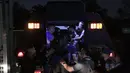 Seluruh pemain dan ofisial tim Persib Bandung kembali menaiki kendaraan taktis milik polisi setelah pertandingan melawan Persija Jakarta yang berlangsung di Stadion Patriot Candrabhaga, Bekasi, Sabtu (2/9/2023). (Bola.com/Ikhwan Yanuar)
