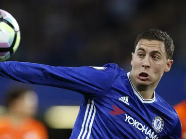 Peran besar Eden Hazard membawa Chelsea ke peringkat atas klasemen sementara Premier League membuat dirinya terpilih sebagai salah satu kandidat The Professional Footballers Association (PFA) Of The Year 2017. (AP/Alastair Grant)