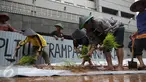 Para petani pemilik lahan yang tergabung dalam Paguyuban Ujungnegoro, Karanggeneng, Ponowareng, Wonokerso, Roban (UKPWR) Batang Jawa Tengah saat menggelar aksi menanam padi di depan Kedubes Jepang, Jakarta, Senin (5/12). (Liputan6.com/Faizal Fanani)