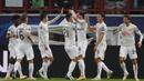Pemain Bayern Munchen merayakan gol yang dicetak Leon Goretzka ke gawang Lokomotiv Moscow pada laga lanjutan Liga Champions 2020/2021 di RZD Arena, Rabu (28/10/2020) dini hari WIB. Bayern Munchen menang 2-1 atas Lokomotiv. (AFP/Maxim Shipenkov/pool)