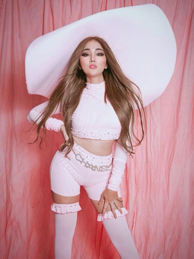 Gaya Lucinta Luna Pemotretan Bertema Barbie (sumber: instagram/lucintaluna)