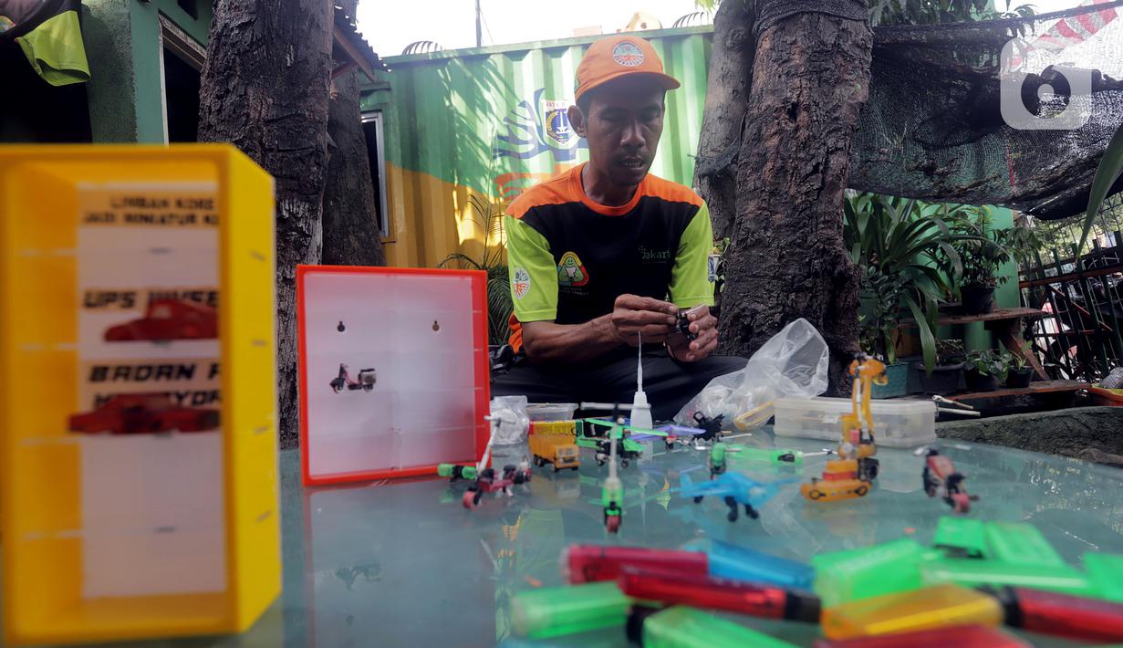 Sampah korek gas yang menjadi bahan dasar kreatifitasnya didapatkan dari hasil penanganan sampah di sungai. Ia kemudian mengumpulkan dan mengolahnya menjadi miniatur berbentuk kendaraan seperti: motor, mobil, excavator, truk sampah, dan skuter. (Liputan6.com/Johan Tallo)