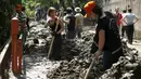 Sejumlah relawan ikut membersihkan di sekitar kebun binatang Tbilisi, Georgia, Senin (15/6/2015). Puluhan satwa mati dan hewan lainnya melarikan diri akibat banjir bandang melanda Kebun Binatang Tbilisi pada Minggu (14/6). (REUTERS/David Mdzinarishvili)