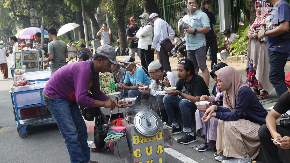 Foto Massa Aksi Berkumpul Berkah Bagi Pedagang Asongan Foto 7155