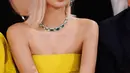 Untuk menyempurnakan penampilannya kali ini, Lisa BLACKPINK menambahkan perhiasan perak. Gelang, kalung, dan anting-anting perak mungil menghiasi keseluruhan penampilannya dengan sempurna. [Foto: Instagram/lalalalisa_m]