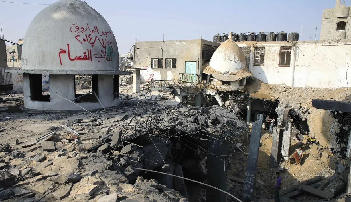 Salah satu masjid yang rusak parah akibat serangan militer Israel di Rafah, Jalur Gaza, Palestina. (REUTERS/Ibraheem Abu Mustafa)