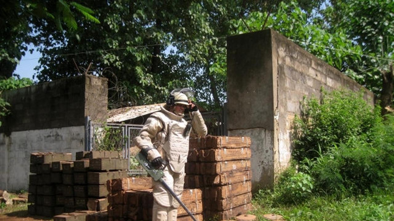 Aksi Pasukan Garuda evakuasi 6 ton bahan peledak konflik Afrika