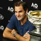 Roger Federer dalam sesi konferensi pers usai memastikan kemenangan atas Rafael Nadal di final Australia Terbuka 2017. (AP Photo/Kin Cheung)