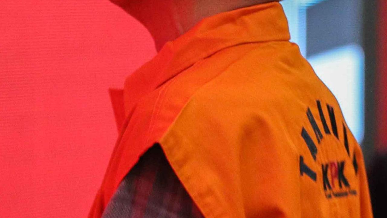Saat diamankan tim penyidik, Mulsunadi terlihat sudah mengenakan rompi oranye yang menandakan jika dia telah menjadi tahanan KPK.