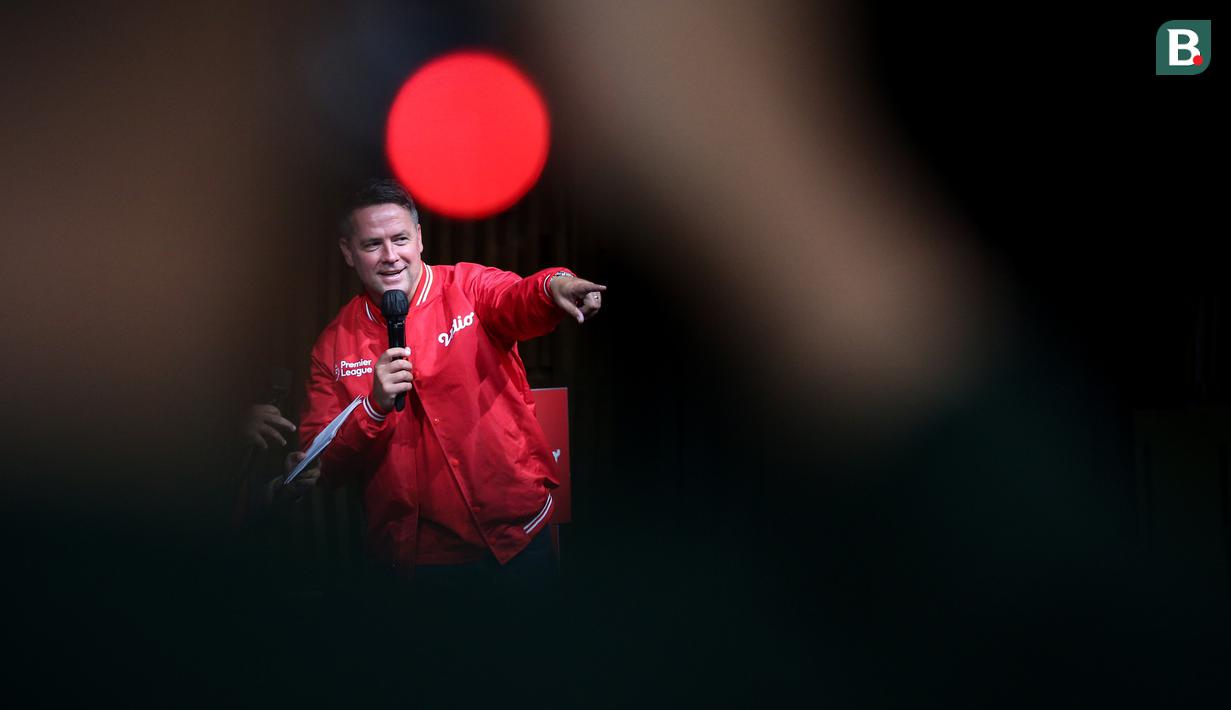 <p>Mantan pemain Manchester United dan Liverpool, Michael Owen menunjuk peserta yang mengajukan pentanyaan saat acara Meet and Greet with Michael Owen di SCTV Tower, Senayan, Jakarta, Minggu (21/08/2022). (Bola.com/Bagaskara Lazuardi)</p>