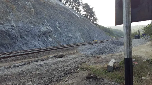 Pengeprasan bukit untuk proyek jalur ganda rel kereta di Rawalo, Banyumas. (Foto: Liputan6.com/Muhamad Ridlo)