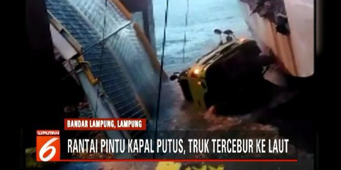 Truk di Lampung Selatan Tercebur Akibat Ramdoor Putus, Sopir Truk Terluka Parah