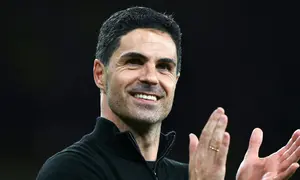Pelatih Arsenal, Mikel Arteta, tampak bahagia setelah anak asuhnya berhasil meraih kemenangan penting saat menjamu Burnley dalam lanjutan Premier League di Emirates Stadium, Selasa (19/5/2026). (AFP/Glyn Kirk)