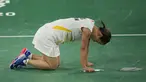 Pebulutangkis Jepang Nozomi Okuhara berlutut di lapangan saat perempat final bulu tangkis tunggal putri Olimpiade Tokyo 2020 melawan He Bing Jiao dari China di Musashino Forest Sports Plaza, Jumat (30/7/2021). Juara All England 2021 Nozomi Okuhara tersingkir 13-21, 14-21. (AP/Markus Schreiber)