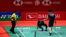 Ganda putra Indonesia, Hendra Setiawan membantu Mohammad Ahsan berdiri saat melawan wakil Taiwan, Chiang Chien-Wei/Wu Hsuan-Yi pada babak 32 besar Indonesia Masters 2025 di Istora Senayan, Jakarta, Selasa (21/1/2025) sore WIB. (Bola.com/Bagas lazuardi)