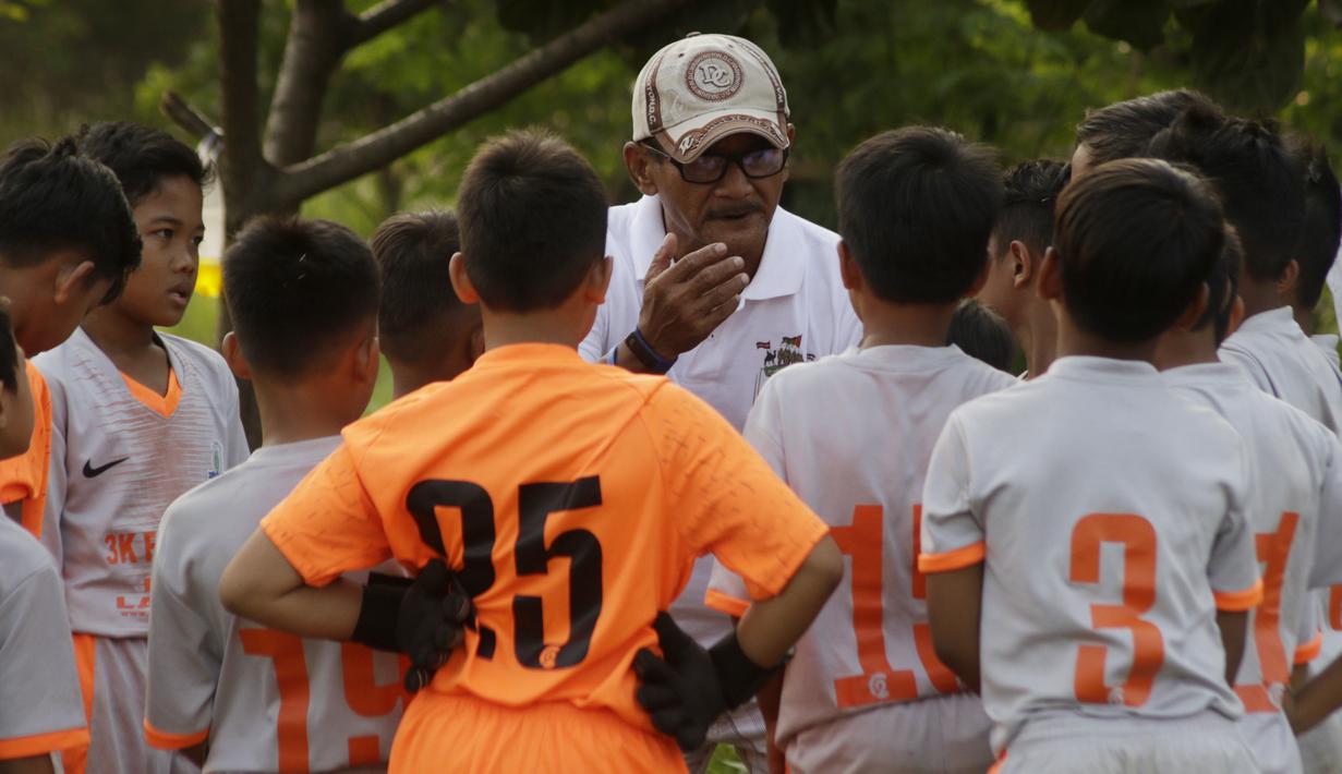 Pelatih B24HABS memberikan arahan kepada anak asunya saat melawan Java Soccer Academy pada laga Indonesia Junior League 2019 di Lapangan Sawangan, Minggu (20/10). Dari liga kelas junior ini diharapkan bisa melahirkan pesepakbola muda berbakat dan berkualitas. (Bola.com/M Iqbal Ichsan)
