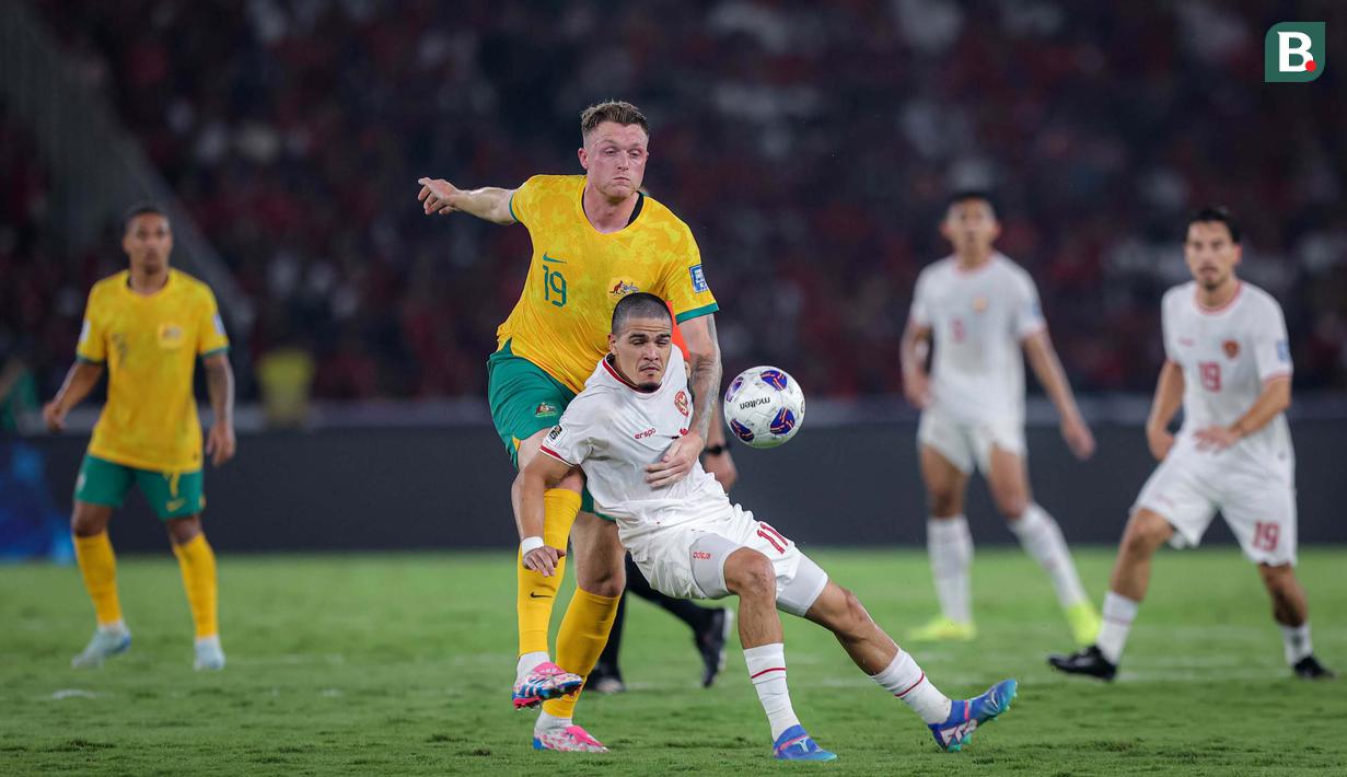 <p>Pemain Timnas Indonesia, Ragnar Oratmangoen, berebut bola dengan pemain Australia,&nbsp;Harry Soutar, pada laga kedua Grup C Kualifikasi Piala Dunia 2026 Zona Asia di Stadion Utama Gelora Bung Karno (SUGBK), Jakarta Pusat, pada Selasa (10/9/2024). (Bola.com/Bagaskara Lazuardi)</p>