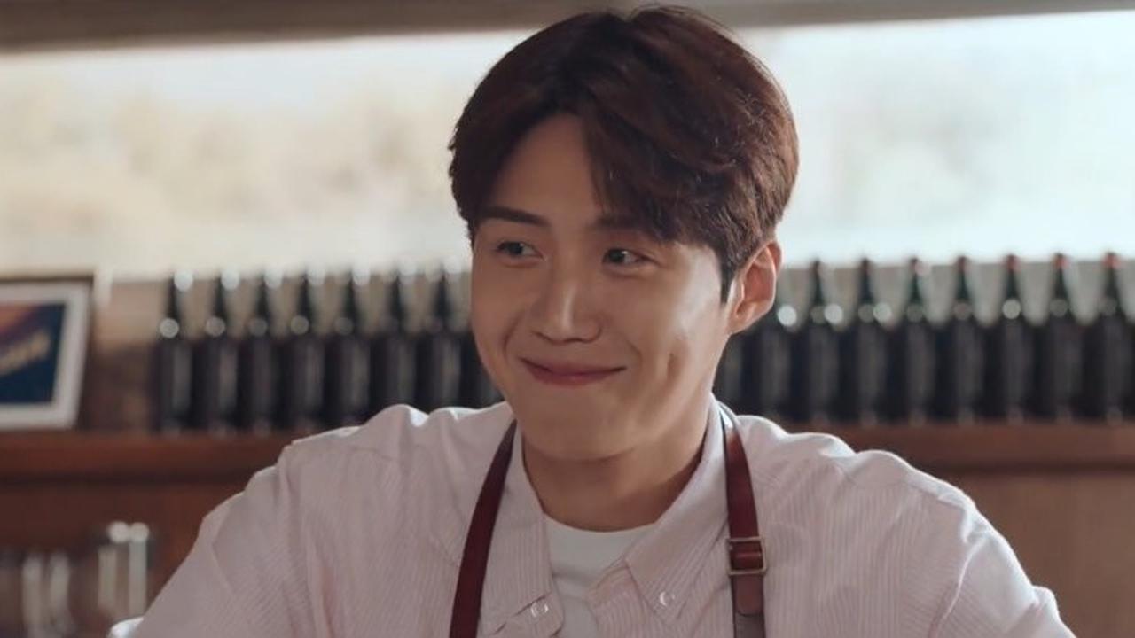 KIm Seon Ho di HOMETOWN CHA-CHA-CHA sebagai Hong Doo Shik