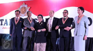 Pendiri Yayasan Pendidikan Soekarno (YPS), Rachmawati Soekarnoputri berjabat tangan dengan Mantan PM Malaysia Mahatir Mohamad (kedua kiri) usai penyerahan Anugerah Tanda Kehormatan Star of Soekarno di Jakarta, Minggu (27/9). (Liputan6.com/Herman Zakharia)