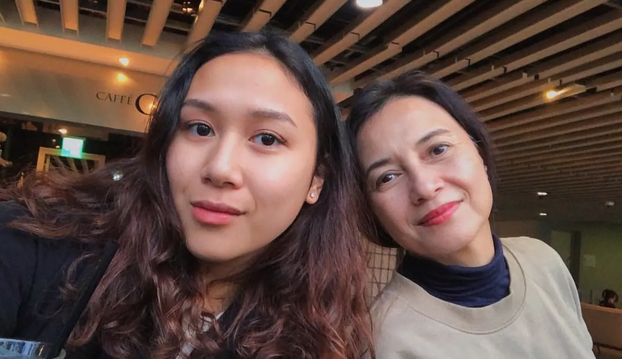 Ia juga berprofesi sebagai copywriter di salah satu perusahaan. (Foto: Instagram/ @mayzurstla)