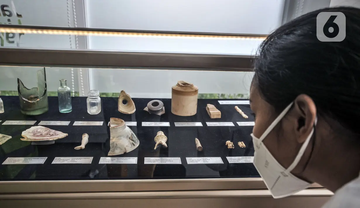 Petugas menunjukkan artefak yang ditemukan saat pembangunan jalur MRT Jakarta fase 2A di kawasan Monas, Jakarta, Senin (31/5/2021). Beberapa sisa tulang-tulang juga ditemukan bukan berasal dari lokasi tersebut. (merdeka.com/Iqbal S. Nugroho)