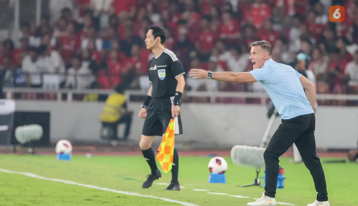 Pelatih Timnas Indonesia John Herdman memberikan arahan kepada para pemain dari pinggir lapangan saat menghadapi Malaysia pada laga kedua Grup A FIFA ASEAN Cup 2026 di Stadion Utama Gelora Bung Karno (SUGBK), Jakarta, Senin (28/9/2026). Laga Indonesia vs Malaysia berakhir imbang 0-0. (KLY/Budy Santoso)