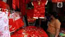 Warga melihat-lihat pernak-pernik Imlek di Kawasan Pasar Glodok Pancoran, Jakarta Barat, Jumat (13/1/2023). Menurut salah satu pedagang penjualan tahun ini lebih ramai dibandingkan dengan dua tahun sebelumnya imbas pandemi COVID-19. (Liputan6.com/Johan Tallo)