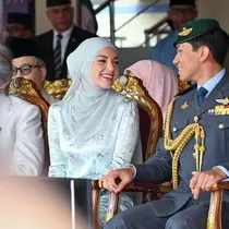 Anisha Rosnah dan Pangeran Abdul Mateen menghadiri peringatan Hari Kemerdekaan Brunei. (dok. Instagram @tmski/https://www.instagram.com/p/C3t8iYbLDtv/)