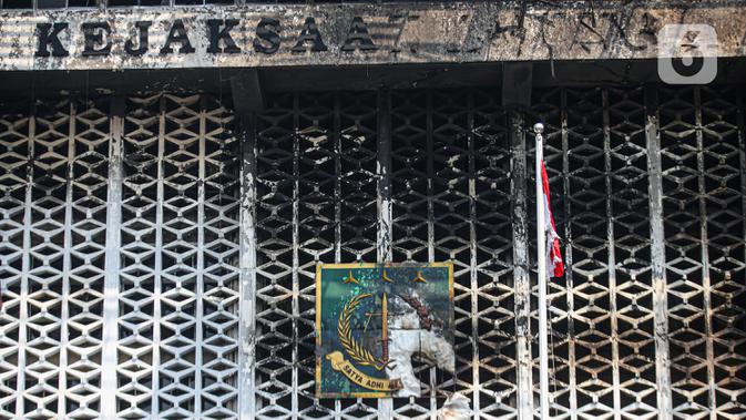 Kondisi gedung utama Kejaksaan Agung yang terbakar di Jakarta, Minggu (23/8/2020) (Liputan6.com/Faizal Fanani)