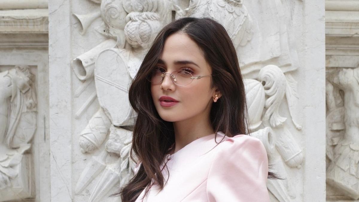 Syifa Hadju Pancarkan Pesona Anggun Saat Berpose di Venice, Outfit Serba Pink