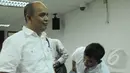Gulat Manurung terlihat melempar senyum usai menjalani sidang vonis di Pengadilan Tipikor, Jakarta, Senin (23/2/2015).Gulat divonis dengan pidana tiga tahun penjara (Liputan6.com/Herman Zakharia) 
