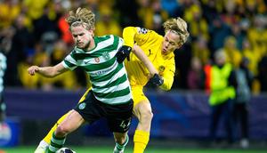 Gelandang Sporting Lisbon, Morten Hjulmand mencoba menjaga bola dari kejaran gelandang Bodo/Glimt (Fredrik Varfjell/NTB Scanpix via AP)