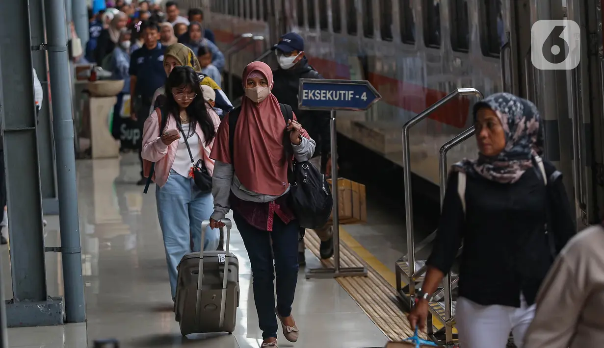 Manager Humas Daop 1 Jakarta Ixfan Hendriwintoko menyampaikan bahwa ramainya penumpang hari ini masih didominasi oleh penumpang yang datang ke Jakarta. (Liputan6.com/Angga Yuniar)