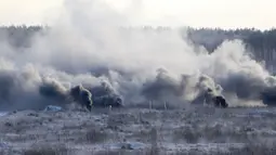 Asap mengepul di atas tempat latihan Gozhsky saat latihan militer Union Courage-2022 Rusia-Belarusia di Belarusia. Rusia mengumpulkan pasukan dekat perbatasan Ukraina dan mengirim pasukan untuk latihan di Belarusia. (Vadzim Yakubionak, BelTA via AP)