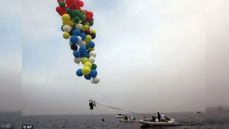 Terinspirasi Film Animasi, Pria Terbang di Atas Laut dengan Balon