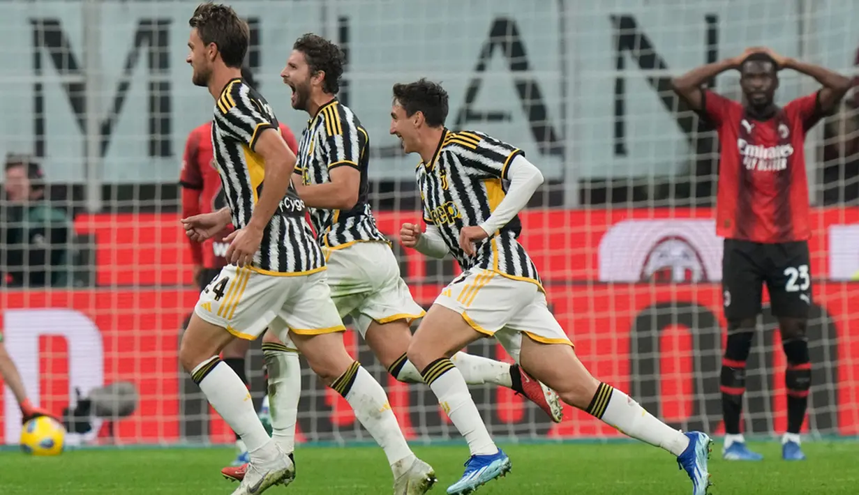 Pada menit ke-63, Locatelli sukses membuat Juve unggul. Ia melepas tembakan jarak jauh. Bola berbelok arah usai membentur Krunic. Milan 0-1 Juventus. (AP Photo/Luca Bruno)