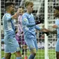 Gelandang Manchester City Raheem Sterling berselebrasi bersama rekan satu timnya usai mencetak gol ke gawang Newcastle United dalam laga lanjutan Liga Inggris di St James' Park, 19 Desember 2021. (Oli SCARFF / AFP)