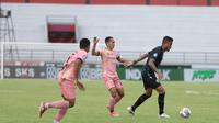 Penyerang asing PSS Sleman, Wander Luiz berusaha lepas dari kawalan gelandang Madura United, Slamet Nurcahyo (Dok. PSS Sleman)