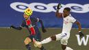 Pemain Paris Saint-Germain Alessandro Florenzi (kiri) berebut bola dengan pemain Lyon Maxwel Cornet pada pertandingan League One di Stadion Parc des Princes, Paris, Prancis, Minggu (13/12/2020). PSG kalah dari Lyon dengan skor 0-1. (AP Photo/Thibault Camus)